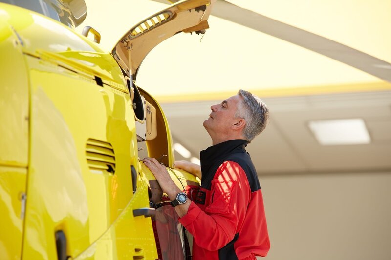 Vor dem nächsten Einsatz prüft Pilot Michael (Robert Lohr) nochmal den Helikopter. – Bild: ZDF und Walter Wehner./​Walter Wehner
