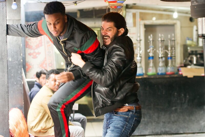 Der Drogendealer Ramush (Uriel Ramush) verfolgt Dre (Guiled Osman), der gewalttätig gegenüber Ramushs Kollege wurde. – Bild: ZDF und Sally Mais./​Sally Mais