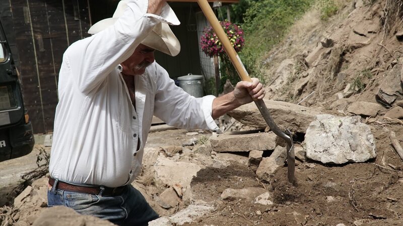 Marty Raney digging with shovel. – Bild: Discovery Channel /​ Discovery Communications