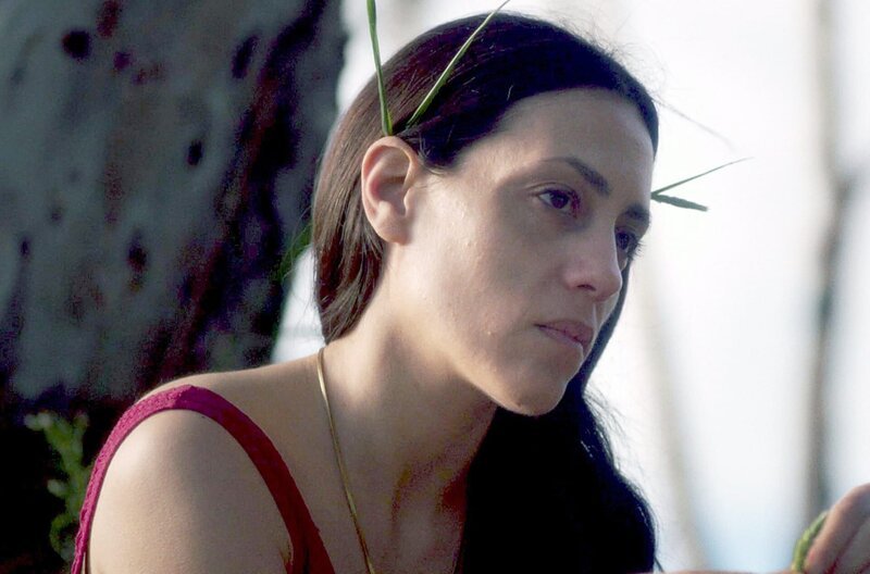 Nachdenklich betrachtet Alexia (Alexia Sarantopoulou) ihre Freundin Ondina beim Baden. – Bild: ARTE F /​ © 5 à 7 Films /​ © 5 à 7 Films