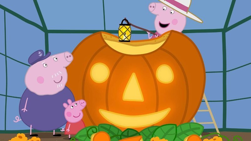 (v.l.n.r.) Opa Wutz, Peppa und Oma wutz schnitzen dem Riesenkürbis ein gruseliges Halloween-Gesicht! – Bild: SUPER RTL