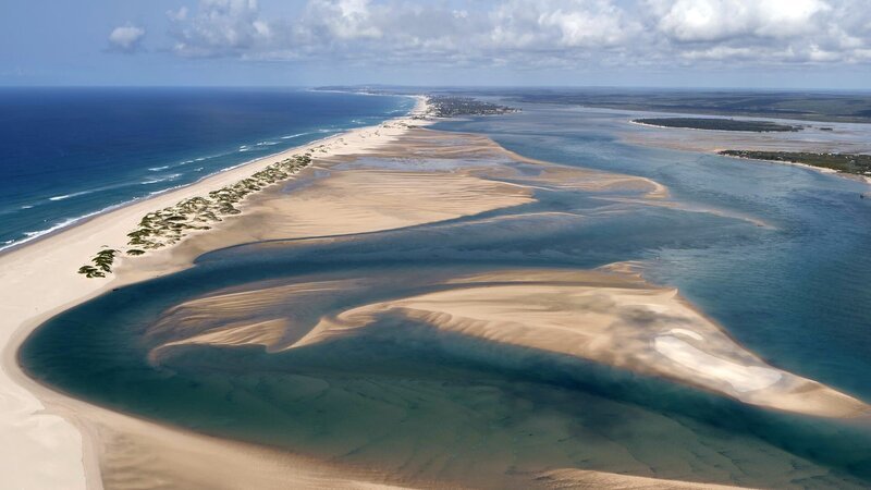 Die Küste von Mosambik ist in manchen Regionen noch sehr ursprünglich. – Bild: ZDF und Off the Fence./​Off the Fence
