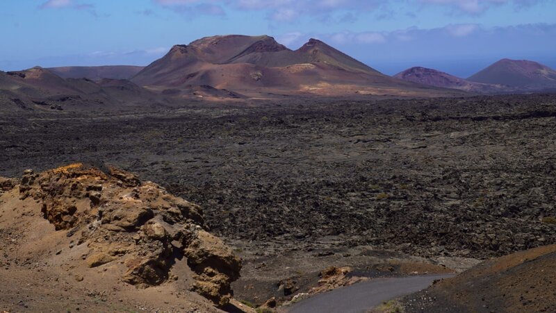 Lanzarotes bizarre Landschaft ist von grauer Lava geprägt. – Bild: ZDF und Millstream Films & Media