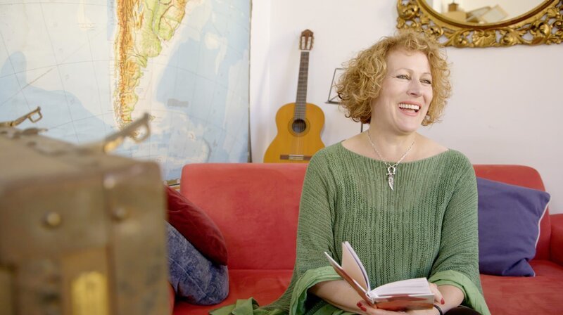 Annette wurde jahrelang von ihrem Partner betrogen, suchte sich dann fünf Liebhaber und schrieb darüber ein Buch. – Bild: phoenix/​WDR/​Good Karma/​Erik Sick