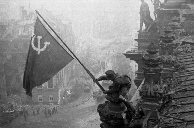Red army soldiers raising the soviet flag over the reichstag in berlin, germany, april 30, 1945. (Photo by: Sovfoto/​Universal Images Group via Getty Images) – Bild: SVF2 /​ Universal Images Group via Getty /​ Universal Images Group Editorial /​ © Getty Images