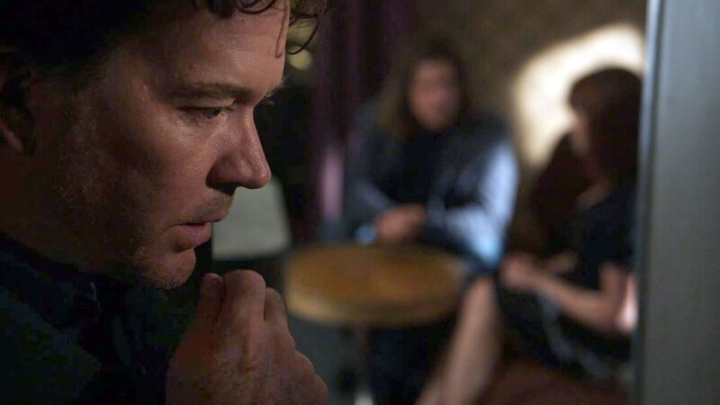 Nathan Ford (Timothy Hutton) belauscht ein Telefonat, um an wichtige Informationen zu gelangen. – Bild: RTL