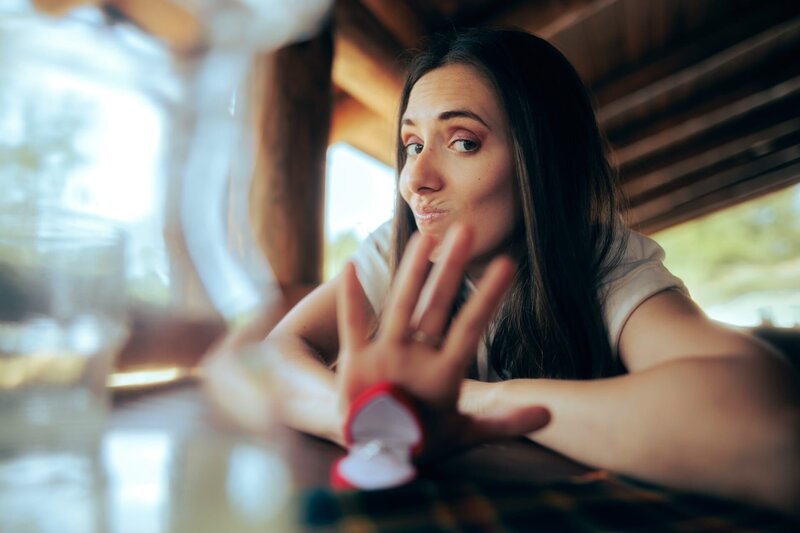 Unhappy Girlfriend Pushing Away Engagement Ring Refusing Proposal. – Bild: Shutterstock /​ Shutterstock /​ Copyright (c) 2022 Nicoleta Ionescu/​Shutterstock. No use without permission.