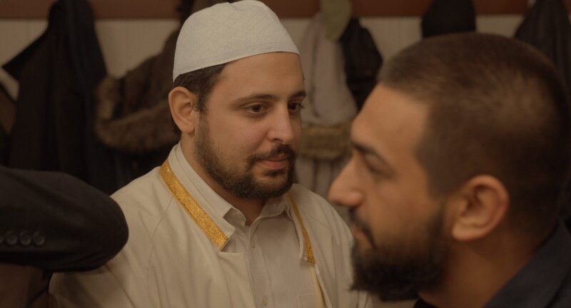 Imam Bilal (Cem Goektas, l.) und Oray (Zejhun Demirov, r.) beim Zuckerfest in der Moschee. Bilal ist eifersüchtig auf Orays Charisma. – Bild: ZDF und Christian Kochmann.