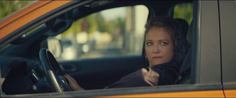 Jennifer (Sophie de Fürst) passt Lola zufällig mit ihrem Auto ab und die beiden feinden sich mit Wörtern an. Jennifer zieht den Kürzeren und fährt davon. – Bild: ZDF und Beta./​Beta