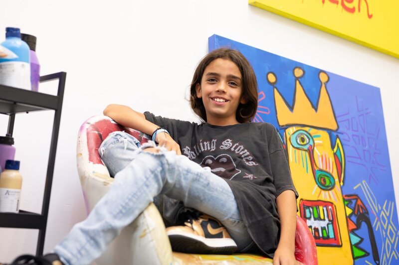 Mikail Akar (10) ist ein auf dem Kunstmarkt begehrter Maler. – Bild: ZDF und Jill Kramer.