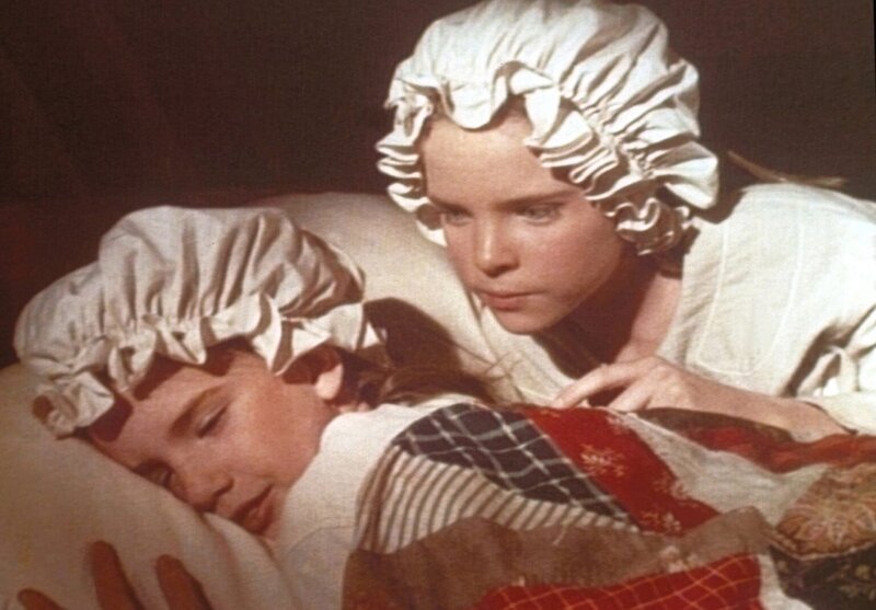 Vergeblich versucht Mary (Melissa Sue Anderson, r.), ihre Schwester Laura (Melissa Gilbert, l.) zu wecken. – Bild: Worldvision Lizenzbild frei