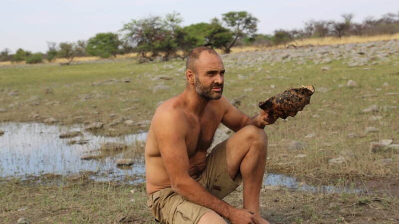 Ed Stafford holding a tortoise shell in his hand in Namibia. – Bild: Discovery Communications.