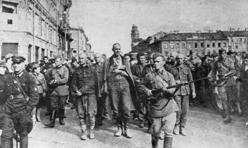 Russian soldiers lead German prisoners of war through the streets of Leningrad, a city Germans failed to capture despite a long seige lasting from 1941–1944. (Photo by © CORBIS/​Corbis via Getty Images) – Bild: Historical /​ Corbis via Getty Images /​ Corbis Historical /​ © CORBIS/​Corbis via Getty Images
