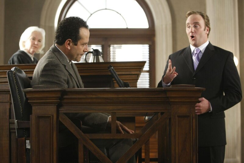 Kann sich Adrian Monk (Tony Shalhoub) als Zeuge im Gerichtssaal gegen Staranwalt Harrison Powell (Jay Mohr, re.) behaupten? (Hintergrund Richterin Santa Croce (Jamie Donnelly) – Bild: RTLup