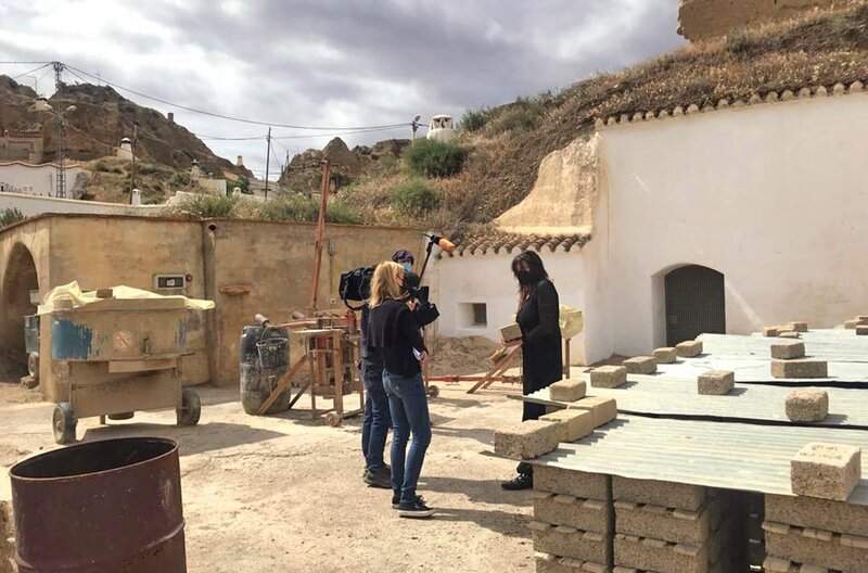 Der wochenlange Vulkanausbruch hat mehrere Ortschaften auf La Palma komplett zerstört, viele Bewohner stehen vor dem Nichts. Schicksal einer Insel, die man „La Bonita“, die Schöne, nannte. – Bild: phoenix/​ZDF-Studio Paris/​Christel Haas