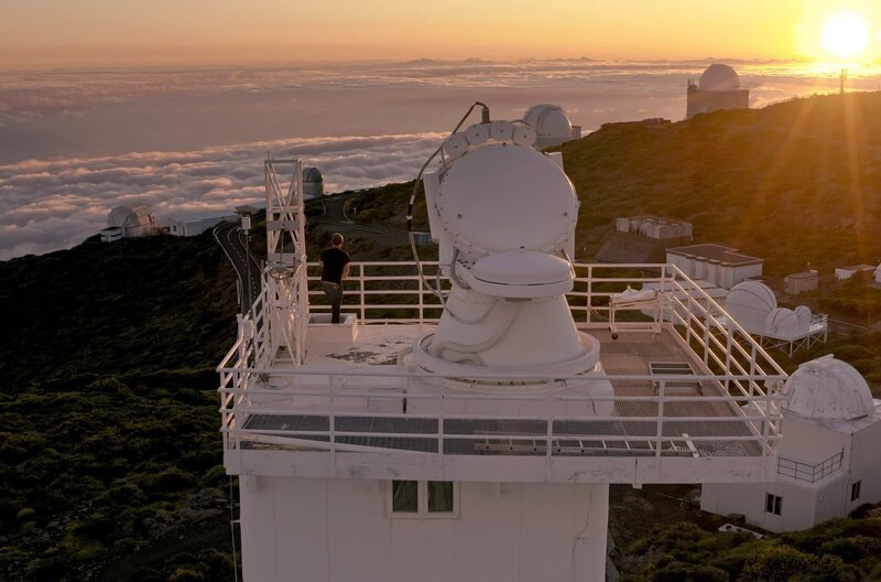 Das Sonnenteleskop am Observatorio del Roque de los Muchachos auf der Kanareninsel La Palma ist ein nahezu magischer Ort zur Erforschung der Sonne. – Bild: ZDF /​ © Moritz Frisch/​Spiegel TV /​ © Moritz Frisch/​Spiegel TV