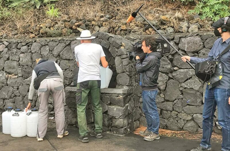 Der wochenlange Vulkanausbruch hat mehrere Ortschaften auf La Palma komplett zerstört, viele Bewohner stehen vor dem Nichts. Schicksal einer Insel, die man „La Bonita“, die Schöne, nannte. – Bild: phoenix/​ZDF-Studio Paris/​Christel Haas