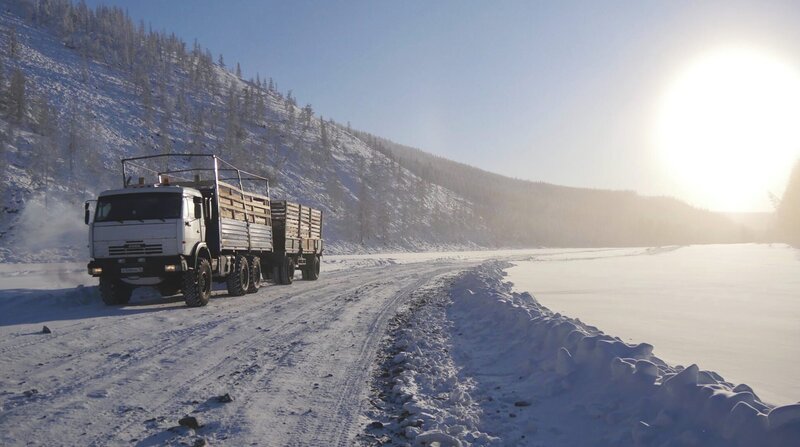 Der LKW von Alban Modun auf dem zugefrorenen Fluss Tompo. 25 Tonnen Mehl hat Modun geladen – fünf mehr als offiziell erlaubt. – Bild: ZDF und WDR.