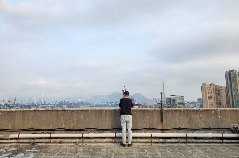 Hongkong - Zensur. Protest. Kunst. – Bild: Minh An Szabó de Bucs /​ Auf dem Dach eines Lagerhauskomplexes am Containerhafen findet der Multimediakünstler Samson Young etwas Ruhe.