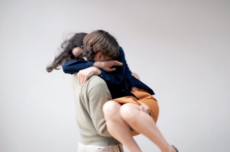 Anna (Sophie Rois) und Adrian (Milan Herms) kommen sich immer näher und wollen ihre Gefühle nicht länger ignorieren. – Bild: Komplizen Film/Reinhold Vorschneider / Anna (Sophie Rois) und Adrian (Milan Herms) kommen sich immer näher und wollen ihre Gefühle nicht länger ignorieren. Anna (Sophie Rois) und Adrian (Milan Herms) kommen sich immer näher und wollen ihre Gefühle nicht länger ignorieren. – Bild: Komplizen Film/Reinhold Vorschneider / Anna (Sophie Rois) und Adrian (Milan Herms) kommen sich immer näher und wollen ihre Gefühle nicht länger ignorieren.