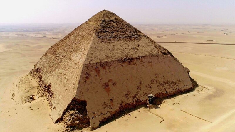 Die Knickpyramide in Dahschur ist die erste echte Pyramide der Menschheitsgeschichte. – Bild: ZDF und Vincent Perret./​Vincent Perret