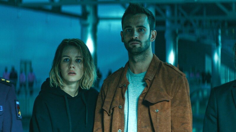 Julias Wissen über außerirdische Technologien drohen ihr und der Stadt zum Verhängnis zu werden.. Foto: Julia (Irina Starschenbaum) und Hakon (Rinal Muchametow) – Bild: RTL Zwei