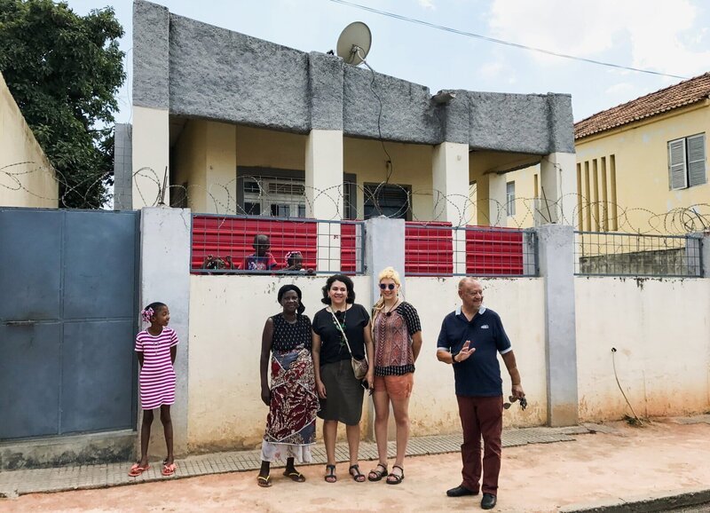 Angela Schafroth mit ihrer Tochter Melanie Schafroth und Onkel Fernando: in ihrem früheren Wohnquartier in Lubango – Bild: SRF