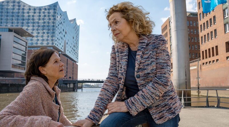 Ulla (Michaela May, re.) und Rita (Angela Roy) sprechen sich aus – Bild: ARD Degeto/Polyphon Film/Thomas Neumeier Ulla (Michaela May, re.) und Rita (Angela Roy) sprechen sich aus – Bild: ARD Degeto/Polyphon Film/Thomas Neumeier