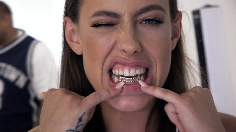 Stolz präsentiert Janine ihren Zahnschmuck – sogenannte Grillz. – Bild: RTL Zwei
