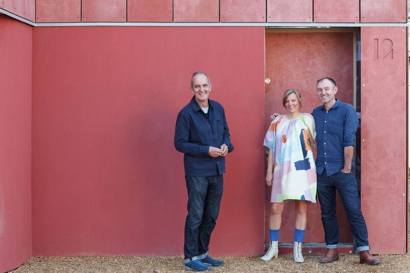 Kevin McCloud (l.) mit Graeme und Melanie. +++ – Bild: RTL /​ Malgosia Lonsdale Photography