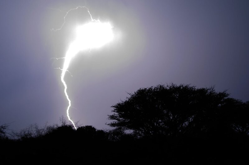 AWNKWR South Africa Mkhuzi Mkhuze Mkuze Game Reserve KwaZulu-Natal – flash of lightning during a thunderstorm into he bush’s night – Bild: Alamy Lizenzbild frei