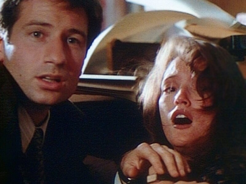 Der FBI-Agent Fox Mulder (David Duchovny, l.) und Lauren (Lisa Waltz, r.) werden Augenzeugen, wie ein Geist Rache nimmt. – Bild: TM + © Twentieth Century Fox Film Corporation. All Rights Reserved. Lizenzbild frei