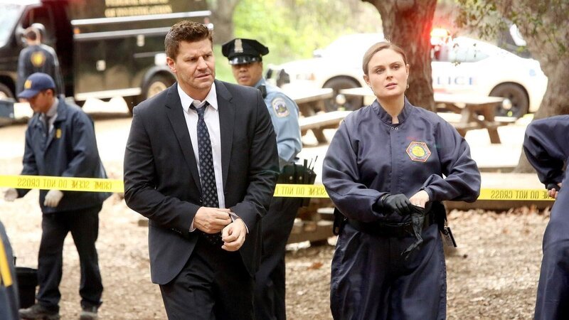 Brennan (Emily Deschanel) und Booth (David Boreanaz) werden in ein Boot-Camp für Übergewichtige in einem Waldstück vor den Toren Washingtons gerufen, wo die menschlichen Überreste eines Restaurantkritikers gefunden wurden. – Bild: TVNOW /​ FOX