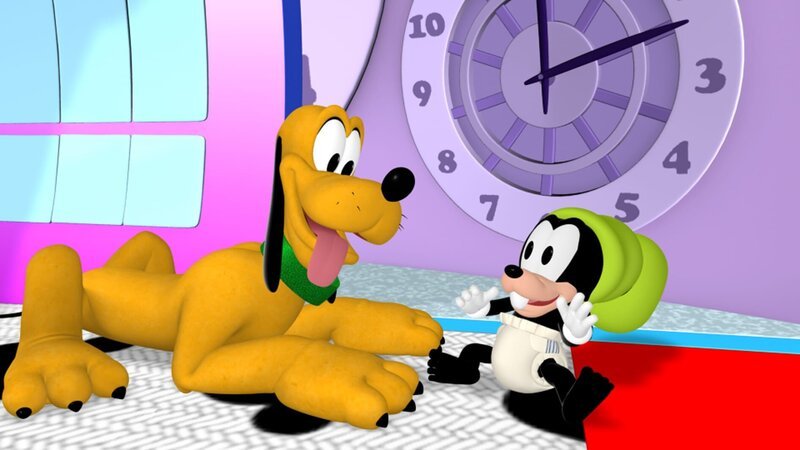 Pluto (li.) kümmert sich rührend um den kleinen Goofy (re.), während Professor Primus von Quack die Zeitmaschine repariert. – Bild: Disney /​ © 2013 The Walt Disney Company Germany