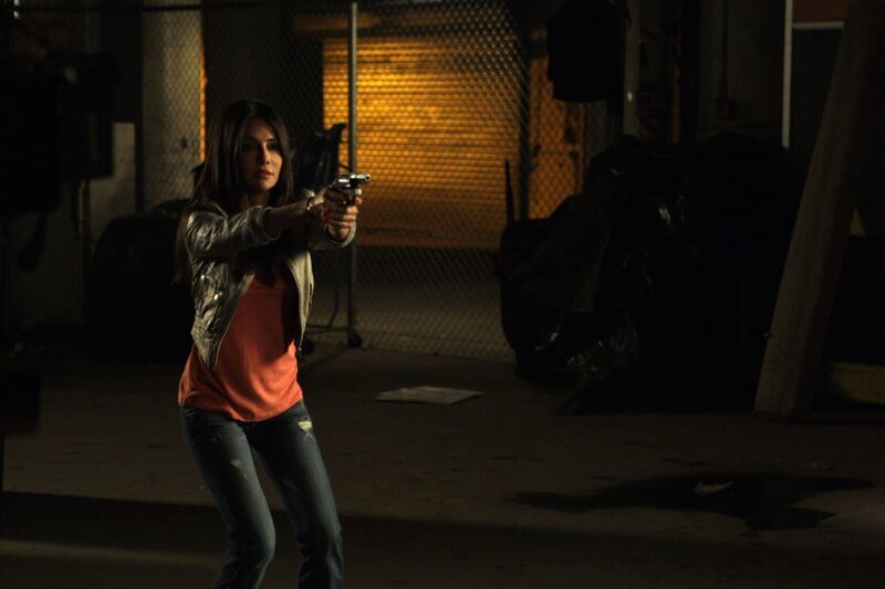 In einem Lagerhaus wird Kim (Vanessa Marcil) von Danny und Martin gestellt. Sie weigert sich jedoch, die Waffe herunter zu nehmen, was fatale Folgen hat. – Bild: VOXup