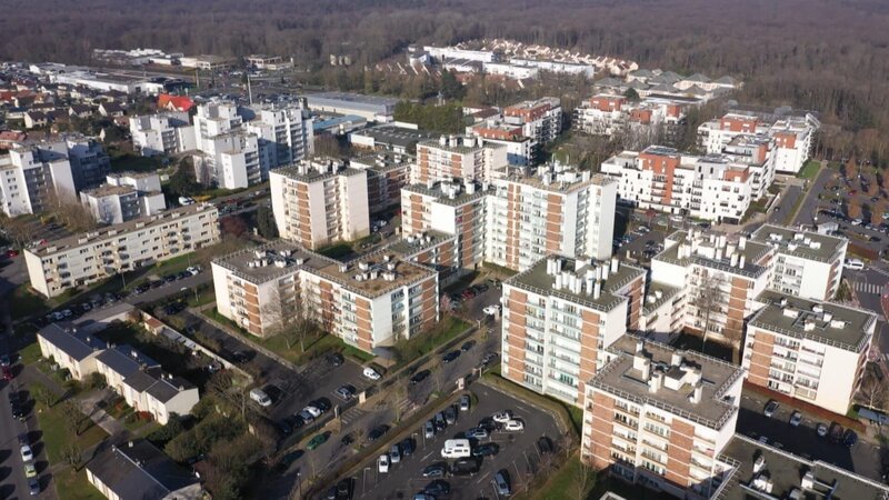 Jugendgangs aus benachbarten Vierteln bekriegen sich und versetzen die Bevölkerung vor Ort in Angst und Schrecken. – Bild: ZDF und Glenn L’Yvonnet & Karim Ouaffi./Glenn L’Yvonnet & Karim Ouaffi Jugendgangs aus benachbarten Vierteln bekriegen sich und versetzen die Bevölkerung vor Ort in Angst und Schrecken. – Bild: ZDF und Glenn L’Yvonnet & Karim Ouaffi./Glenn L’Yvonnet & Karim Ouaffi