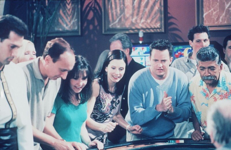 Im Spiel läuft es für Monica (Courteney Cox, Mi.) und Chandler (Matthew Perry, 2.v.re.) hervorragend. – Bild: ProSieben Media AG