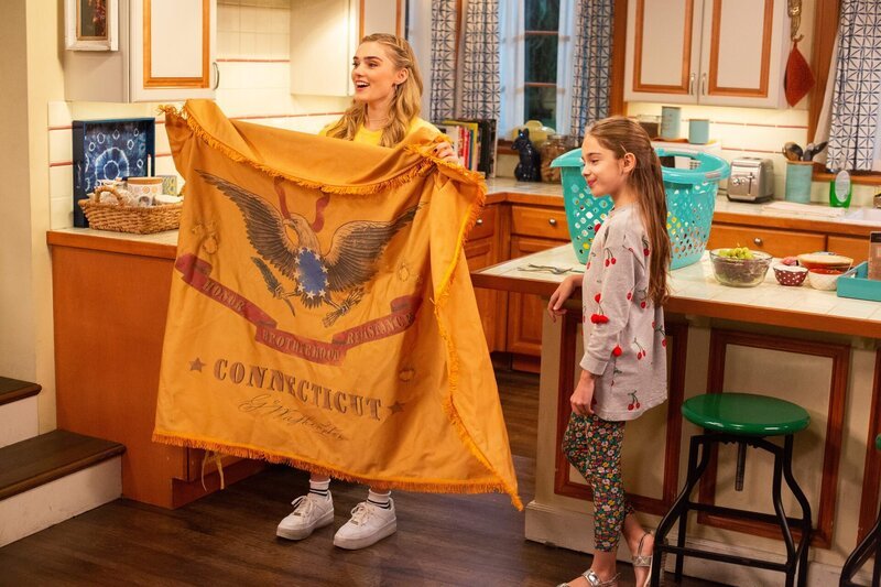 Meg Donnelly (Taylor Otto), Julia Butters (Anna-Kat Otto). – Bild: 2019 American Broadcasting Companies, Inc. All rights reserved. /​ Michael Ansell Lizenzbild frei