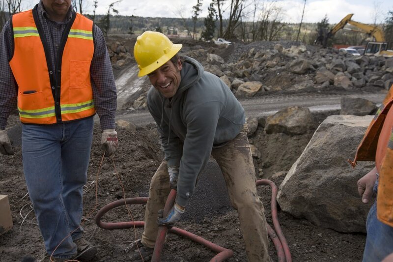 USA, Washington, Monroe, Host Mike Rowe works with Brandon Babka, the site’s Master Blaster, during Dirty Jobs shoot at Five Mile Quarry – Bild: c2006 Discovery Channel