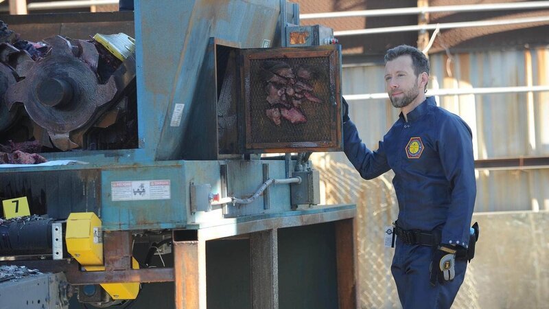 Als in einer Recyclinganlage menschliche Überreste gefunden werden, haben Hodgins (TJ Thyne) und seine Kollegen die schwierige Aufgabe, die Identität des Opfers zu ermitteln. – Bild: TVNOW /​ FOX
