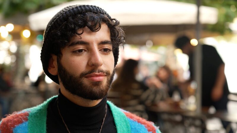 NORDDEUTSCHER RUNDFUNK Queer und muslimisch Ahmed ist als Muslim in Berlin aufgewachsen. Bei seinem Coming Out musste er mit Anfeindungen kämpfen und geriet selbst in eine Lebenskrise. Er hat für sich einen Weg gefunden, Glauben und Queersein zu verbinden. © NDR, honorarfrei – Verwendung gemäß der AGB im Rahmen einer engen, unternehmensbezogenen Berichterstattung im NDR-Zusammenhang bei Nennung „Bild: NDR“ (S2), NDR Presse und Information/Fotoredaktion, Tel: 040/4156–2306 oder -2305, pressefoto@ndr.de – Bild: NDR / NDR Presse und Information NORDDEUTSCHER RUNDFUNK Queer und muslimisch Ahmed ist als Muslim in Berlin aufgewachsen. Bei seinem Coming Out musste er mit Anfeindungen kämpfen und geriet selbst in eine Lebenskrise. Er hat für sich einen Weg gefunden, Glauben und Queersein zu verbinden. © NDR, honorarfrei – Verwendung gemäß der AGB im Rahmen einer engen, unternehmensbezogenen Berichterstattung im NDR-Zusammenhang bei Nennung „Bild: NDR“ (S2), NDR Presse und Information/Fotoredaktion, Tel: 040/4156–2306 oder -2305, pressefoto@ndr.de – Bild: NDR / NDR Presse und Information
