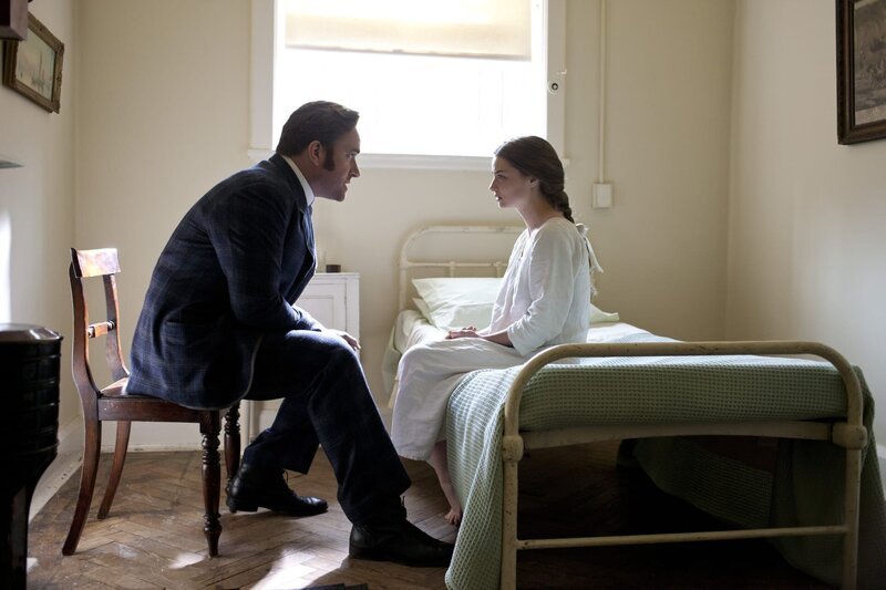 Edmund Reid (Matthew Macfayden) befragt Lucy Eames (Emma Rigby). – Bild: Tiger Aspect /​ Jonathan Hession Lizenzbild frei