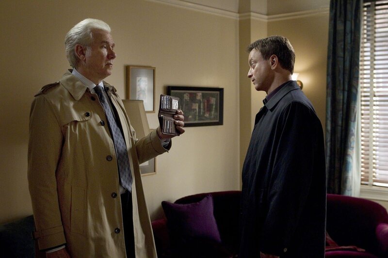 Taylor (Gary Sinise, r.) und Chief Ted Carver (John Larroquette) untersuchen die Wohnung eines Ermordeten. – Bild: VOX/​CBS