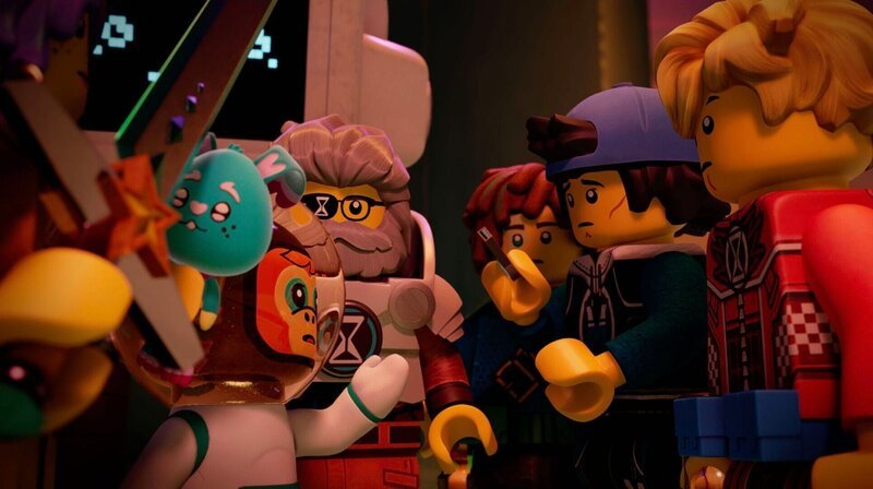 Mr. Oswald (Mi.) und die Kinder suchen weiter nach Hinweisen auf den Verbleib des Sandmanns. – Bild: LEGO /​ Der Cheat-Code