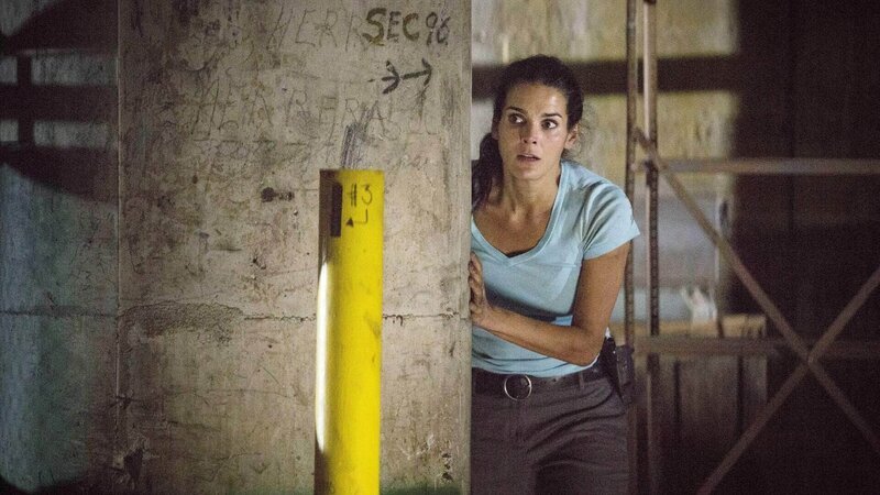 Um eine wichtige Zeugin zu beschützen, bringt sich Detective Jane Rizzoli (Angie Harmon) sogar selbst in Gefahr. – Bild: RTL /​ Warner Bros.