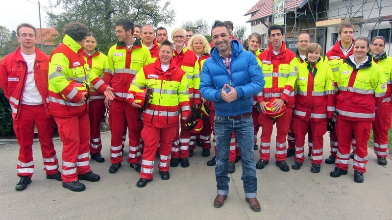 Trödelexperte Mauro Corradino (Mitte) mit den vielen freiwilligen Helfern der Johanniter – Bild: RTL Zwei