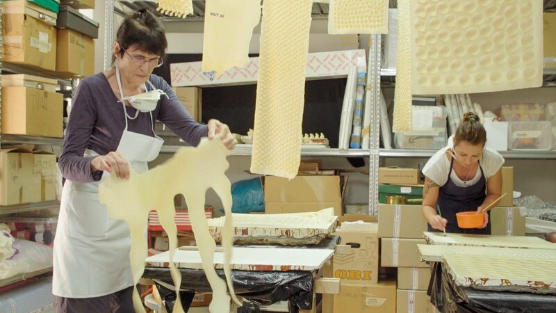 Renate Bertlmann im Atelier. – Bild: ORF/KGP Renate Bertlmann im Atelier. – Bild: ORF/KGP