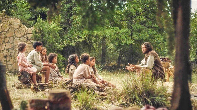 (rechts) Jesus (Jonathan Roumie) und die Kinder: Joshua (Noah Cottrell), Abigail (Reina Ozbay). Und als weitere Kinder: Eshan Inamdar, Nyah Marie Johnson, Gabriel Putnam, Jojo Regina, Stella Rose   Verwendung nur in Verbindung mit der Programmkommunikation. Jede andere Nutzung ist untersagt.; (rechts) Jesus (Jonathan Roumie) und die Kinder: Joshua (Noah Cottrell), Abigail (Reina Ozbay). Und als weitere Kinder: Eshan Inamdar, Nyah Marie Johnson, Gabriel Putnam, Jojo Regina, Stella Rose   Verwendung nur in Verbindung mit der Programmkommunikation. Jede andere Nutzung ist untersagt. – Bild: The Chosen, LLC/​Bibel TV