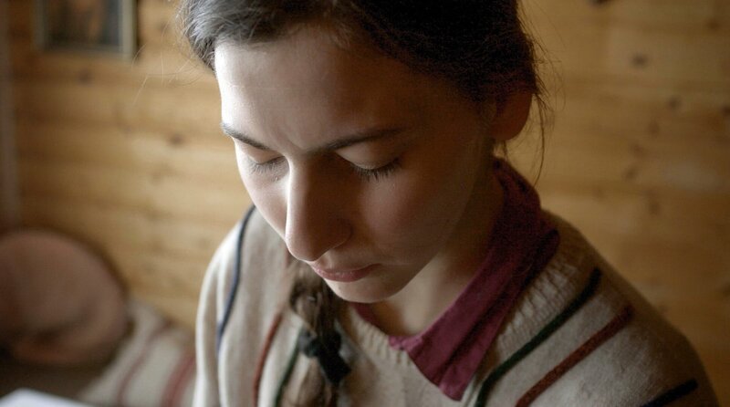 Sandra (Anna Sophie Schindler) in der Hütte. – Bild: MDR/​Leonard Frederic Caspari