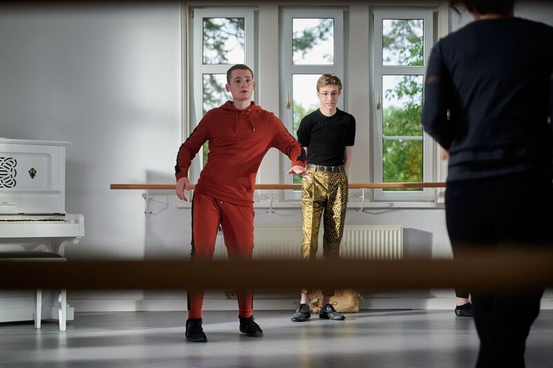 Viktors (Fridolin Sommerfeld, l.) Ziel ist es, seine Abschlussprüfung im Tanz zu machen. Gustav (Tamino Schenke) weiß nicht, ob das eine gute Idee ist. – Bild: mdr/​Saxonia Media/​Felix Abraham